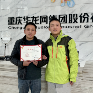 帶自閉癥孩子擺攤的重慶父親，獲阿里巴巴天天正能量獎勵1萬元