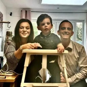 英國(guó)3歲自閉癥男孩怕吃東西，一年多沒(méi)用嘴進(jìn)食