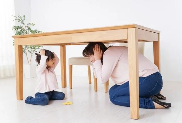 為什么有些自閉癥孩子喜歡鉆桌子底下？