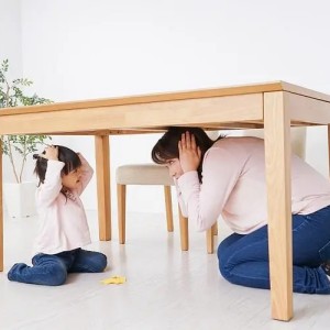 為什么有些自閉癥孩子喜歡鉆桌子底下？