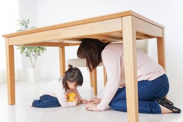 自閉癥孩子老愛(ài)鉆桌子底下怎么辦？
