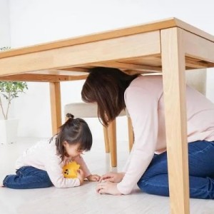 自閉癥孩子老愛鉆桌子底下怎么辦？