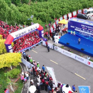 自閉癥孩子參加“愛(ài)在行走”第十三站（伊寧縣）花海公益徒步