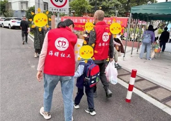 寧波志愿者接送自閉癥兒童上下學