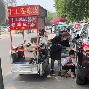 為防自閉癥兒子走失，女子擺攤用繩子將其拴在腰上（一）