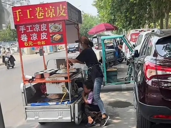 為防自閉癥兒子走失，女子擺攤用繩子將其拴在腰上（二）