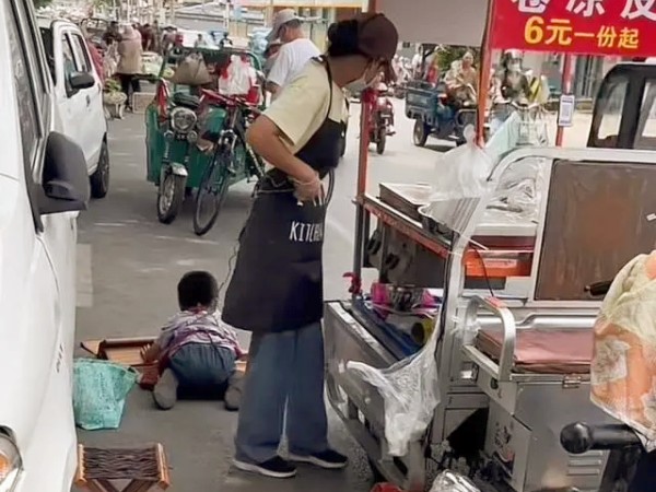 為防自閉癥兒子走失，女子擺攤用繩子將其拴在腰上（三）