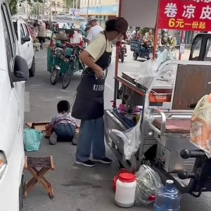 為防自閉癥兒子走失，女子擺攤用繩子將其拴在腰上（三）