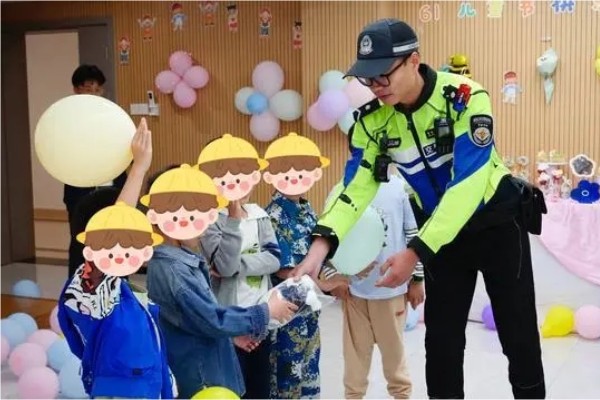 杭州孤獨(dú)癥兒童走進(jìn)警營(yíng)過(guò)六一