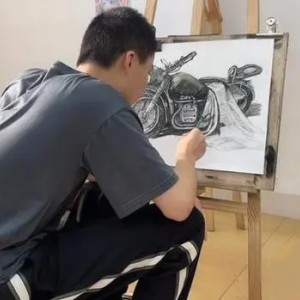 自閉癥孩子林榮毅的素描作品獲殘聯(lián)畫展優(yōu)秀獎(jiǎng)
