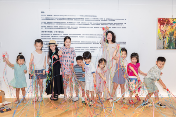 關(guān)愛(ài)自閉癥兒童“童畫(huà)奏鳴曲”融合式慈善畫(huà)展開(kāi)幕