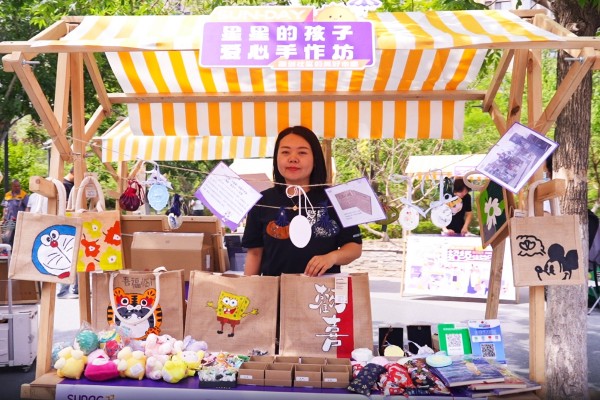 融創(chuàng)服務(wù)在天津市天拖中央公園打造孤獨(dú)癥義賣
