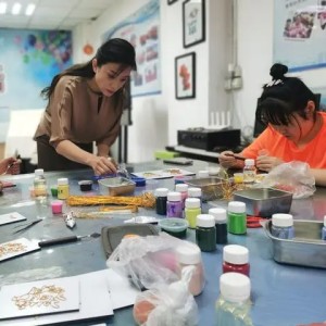 “圣火女孩”姜馨田教孤獨(dú)癥孩子掐出指尖上的非遺