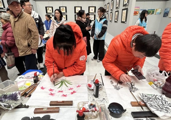 “心繪世界，夢(mèng)想起航”孤獨(dú)癥青年繪畫作品展在青島市圖書館舉辦