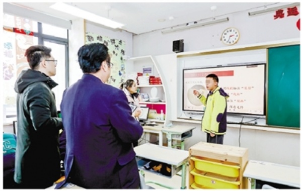杭州孤獨(dú)癥孩子學(xué)習(xí)給文物做標(biāo)注