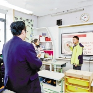 杭州孤獨(dú)癥孩子學(xué)習(xí)給文物做標(biāo)注