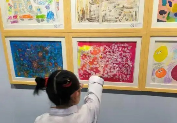 孤獨(dú)癥兒童畫作亮相2025全國青少年冰雪畫藝術(shù)展