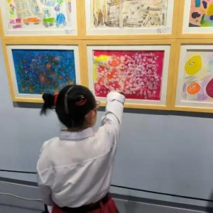 孤獨(dú)癥兒童畫作亮相2025全國青少年冰雪畫藝術(shù)展