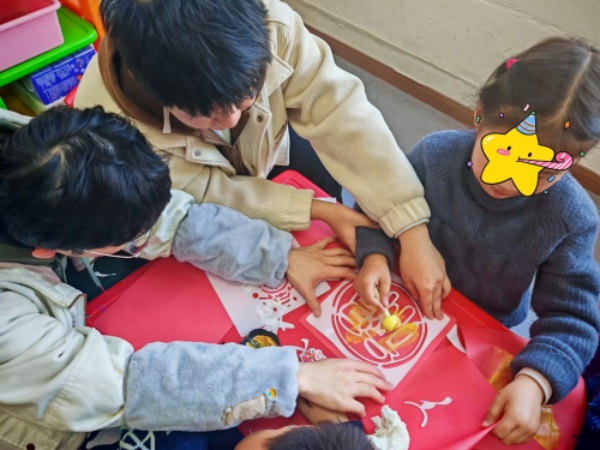 新春佳節(jié)，江蘇大學(xué)志愿者與自閉癥兒童共拼年畫