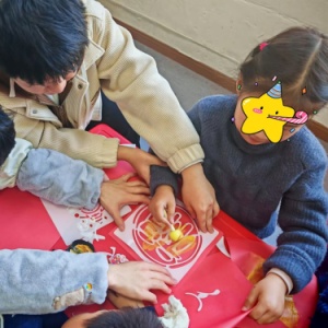新春佳節(jié)，江蘇大學(xué)志愿者與自閉癥兒童共拼年畫