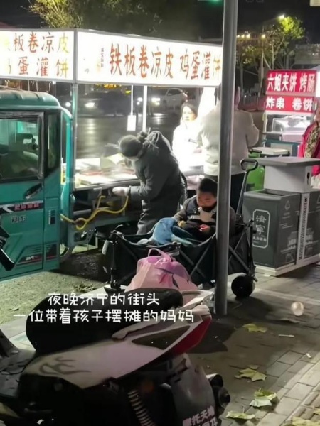 濟寧單親媽媽攜自閉癥孩子擺攤，感動全網(wǎng)