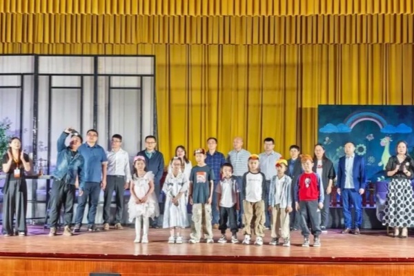 清遠(yuǎn)本土話劇《星星的孩子》清新站溫情開演